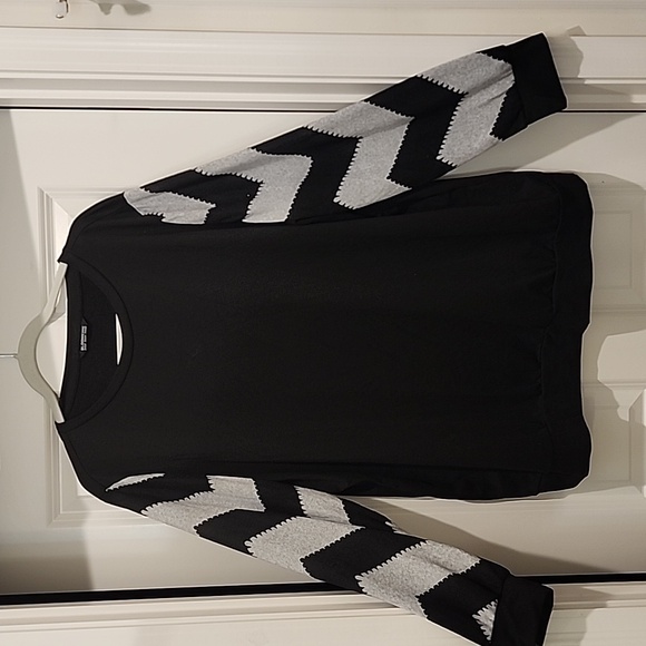 NEW Bloomchic black sweatshirt with geometric print sleeves 2x - Picture 3 of 5